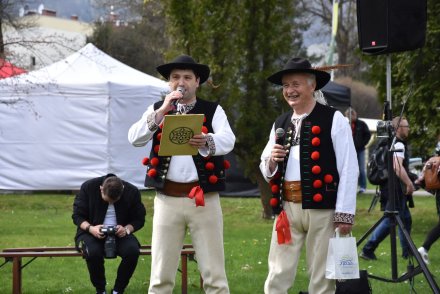 Gawędy i opowieści pod Drzewem Opowieści w Parku Kopczyńskiego - prowadzący Rafał Cieślar i gawędziarz Gustaw Czyż